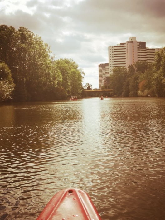 Kanu auf dem Wasser mit Blick auf Ihme Zentrum