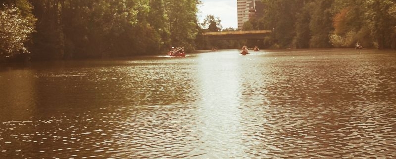 Kanu auf dem Wasser mit Blick auf Ihme Zentrum