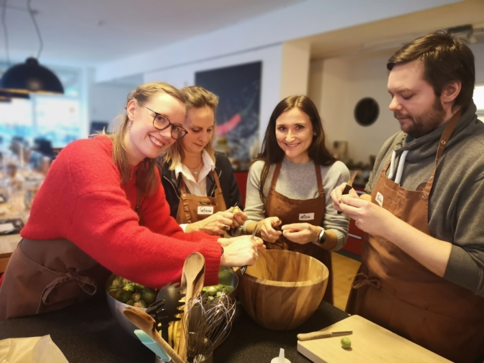 Menschen beim Kochen